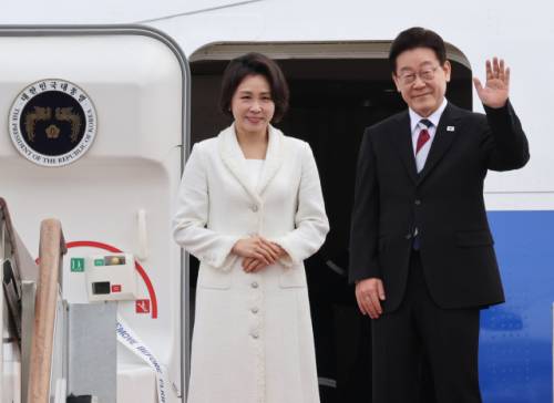 ◇싱가포르와 필리핀을 국빈방문하는 이재명 대통령과 김혜경 여사가 1일 성남 서울공항 공군1호기에서 환송객에게 인사하고 있다. 연합뉴스