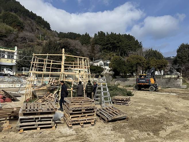 올해 14회째를 맞는 ‘울릉 장흥 달맞이 놀이마당’ 개최에 앞서 추진위원회 관계자들이 달집을 직접 제작하고 있다. /황진영 기자