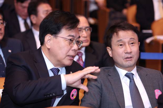 더불어민주당 한병도 원내대표(오른쪽)와 국민의힘 송언석 원내대표가 1일 서울 강남구 코엑스에서 열린 제107주년 3·1절 기념식에서 대화하고 있다. 연합뉴스