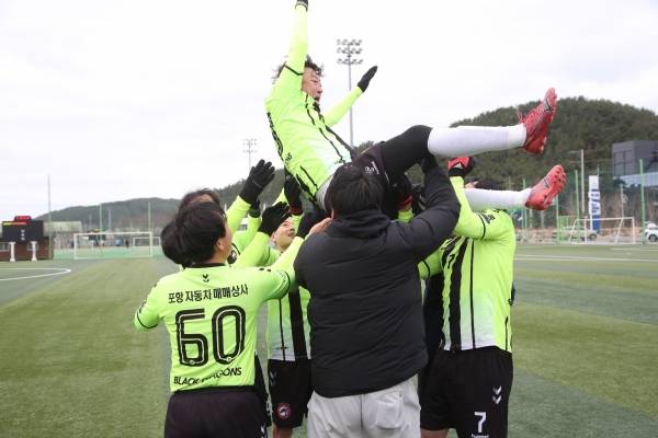 우승을 차지한 흑룡클럽 선수들이 주장을 헹가래 치며 축하하고 있다.