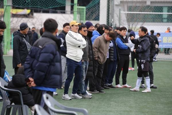 결승전이 벌어진 양덕구장에는 양팀을 응원하는 축구 동호인들이 몰려 뜨거운 열기를 보였다.