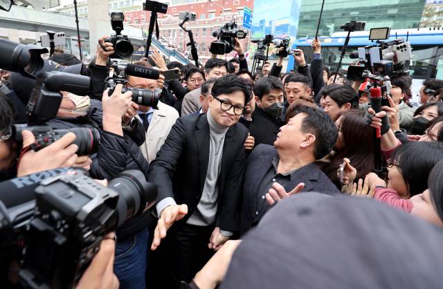 한동훈 국민의힘 전 대표가 27일 오후 대구 서문시장에 도착하고 있다. 연합뉴스