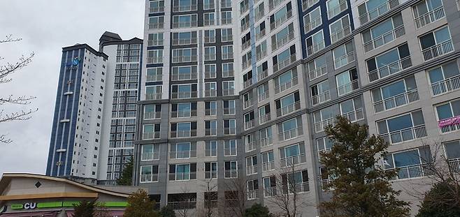 ▲ 1일 오전 포항시 북구 장량동 아파트 단지 일대에 태극기 게양을 찾아보기 힘든 모습. 황영우 기자