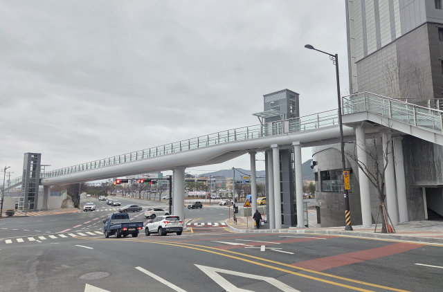 장유신문 도시개발사업지구와 인근 아파트단지를 연결하는 보도육교