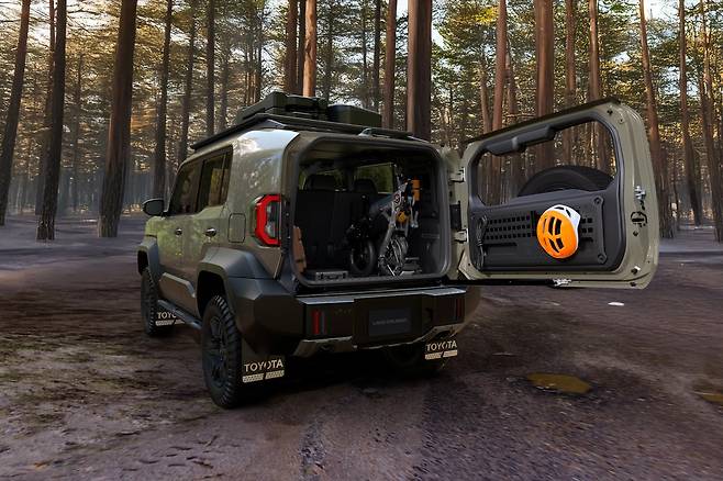 테일 게이트를 열고 적재공간을 보여주는 토요타 랜드 크루저 FJ SUV 후면 렌더링 이미지