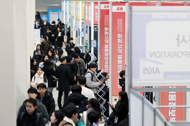 지난달 27일 서울 서초구 aT센터에서 열린 '2026 공공기관 채용정보 박람회' 행사장이 구직자들로 붐비고 있다. 신태현 기자 holjjak@
