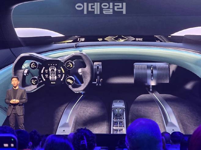 리 톈위안 샤오미 EV 디자인 총괄이 28일 스페인 바르셀로나 카탈루냐 콩그레스센터에서 열린 샤오미 신제품 발표회에서 '샤오미 비전 그란 투리스모'를 소개하고 있다(사진=윤정훈 기자)