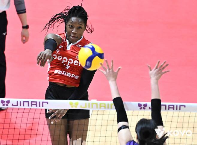 페퍼저축은행 조이가 강스파이크를 때리고 있다. 사진=KOVO