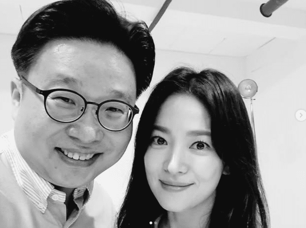 서경덕 성신여대 교수(왼쪽)와 배우 송혜교(서경덕 교수 SNS 캡처)