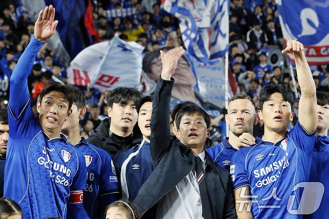 28일 오후 경기도 수원시 팔달구 월드컵로 수원월드컵경기장에서 열린 하나은행 K리그2 2026 1라운드 수원삼성과 서울이랜드의 경기에서 2대 1 역전승을 거둔 수원삼성 이정효 감독과 주장 홍정호 등이 역전골의 주인공 강현묵을 향해 빨리 올 것을 요구하고 있다. 2026.2.28 ⓒ 뉴스1 박정호 기자