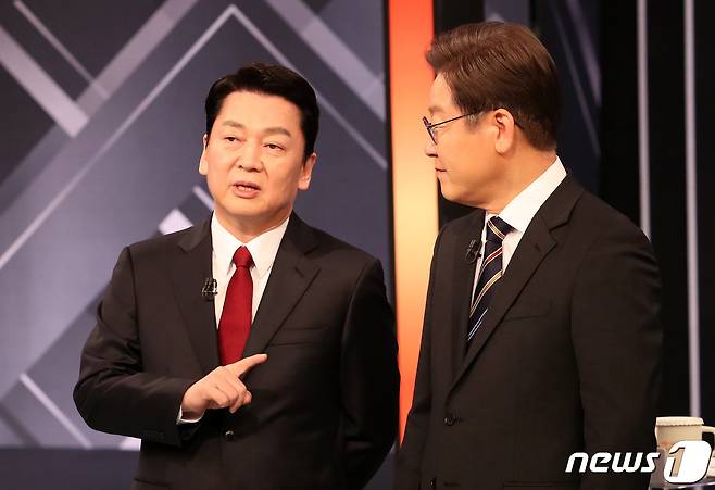 2022년 3월 2일 당시 이재명 더불어민주당 대선후보와 안철수 국민의당 대선후보가 서울 여의도 KBS 본관에서 열린 중앙선거방송토론위원회 주관 제20대 대통령선거 후보 초청 3차 법정 TV 토론회에서 대화를 나누고 있는 모습. 2022.3.2 ⓒ 뉴스1 이동해 기자