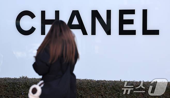 서울 시내 한 백화점 샤넬 매장 모습. 2025.1.10 ⓒ 뉴스1 김성진 기자