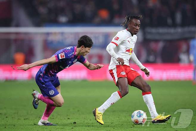 마인츠의 이재성(왼쪽)ⓒ AFP=뉴스1