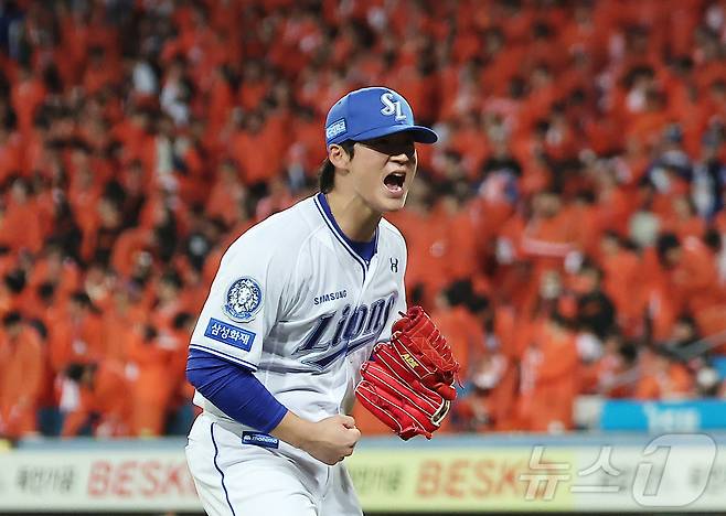22일 오후 대구 삼성라이온즈파크에서 열린 프로야구 2025 신한 SOL뱅크 KBO 플레이오프 4차전 한화 이글스와 삼성 라이온즈의 경기, 삼성 이호성이 8회초 무실점으로 이닝을 막은 뒤 포효하고 있다. 2025.10.22 ⓒ 뉴스1 김진환 기자