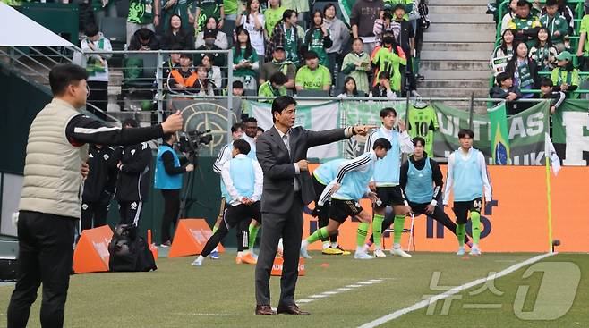 1일 전북 전주시 전주월드컵경기장에서 열린 하나은행 K리그1 2026 전북현대와 부천FC의 경기에서 전북현대 정정용 감독이 선수들에게 전술을 지시하고 있다. 2026.3.1 ⓒ 뉴스1 유경석 기자