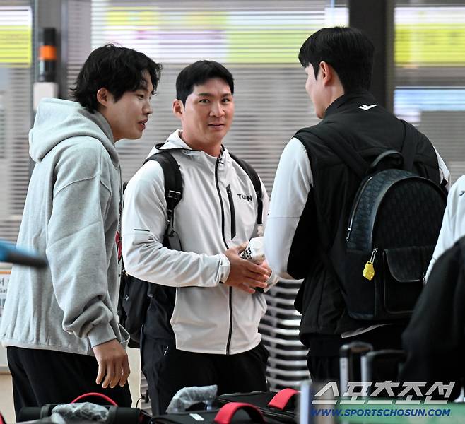 LG 트윈스 선수단이 25일 인천공항을 통해 2차 전지훈련지인 일본 오키나와로 출국했다. 임찬규 오지환 홍창기가 이야기를 나누고 있다. 인천공항=허상욱 기자wook@sportschosun.com/2026.02.25/
