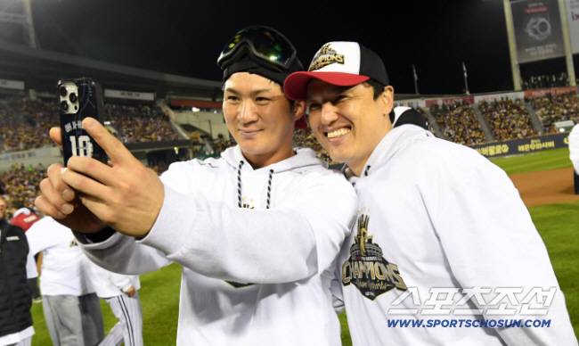 '한국시리즈 통합우승 IN 잠실' 행사가 1일 잠실구장에서 열렸다. LG 오지환, 박동원이 팬들과 함께 우승의 기쁨을 만끽하고 있다. 잠실=박재만 기자 pjm@sportschosun.com/2025.11.01/