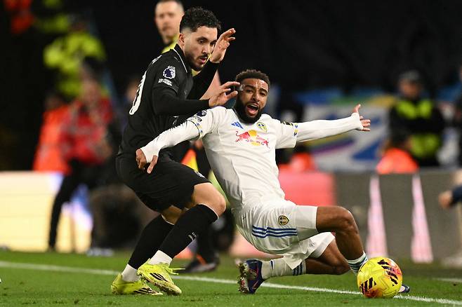 Leeds United's English defender #02 Jayden Bogle (R) is fouled by Manchester City's French midfielder #10 Rayan Cherki (L) during the English Premier League football match between Leeds United and Manchester City at Elland Road in Leeds, northern England on February 28, 2026. (Photo by Oli SCARFF / AFP) / RESTRICTED TO EDITORIAL USE. <저작권자(c) 연합뉴스, 무단 전재-재배포, AI 학습 및 활용 금지>