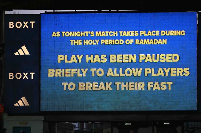 The big screen displays a message explaining that the game will be stopped for some players to take on water as they observe ramadan during the English Premier League football match between Leeds United and Manchester City. 

<저작권자(c) 연합뉴스, 무단 전재-재배포, AI 학습 및 활용 금지>