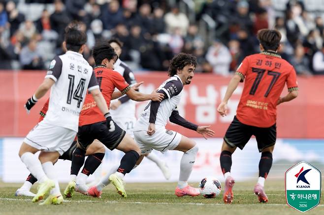 상대 수비를 뚫고 있는 전남 발디비아. 사진제공=한국프로축구연맹