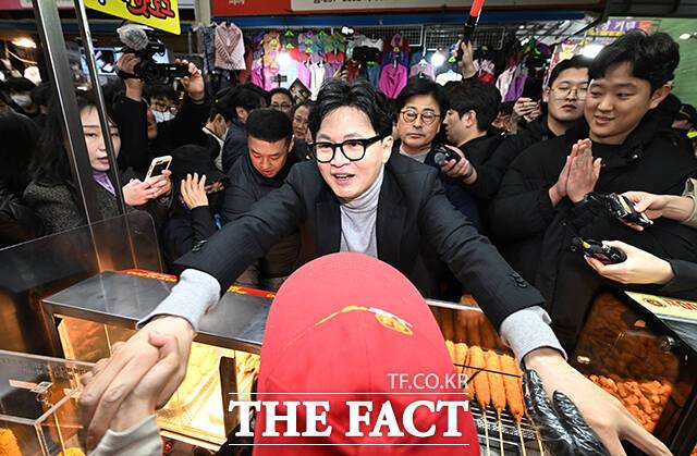 한동훈 전 국민의힘 대표가 지난달 27일 오후 대구 중구 서문시장을 찾아 상인들과 인사하고 있다. /대구=박헌우 기자