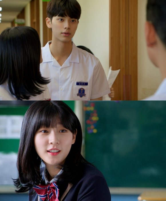 故 김새론(아래쪽)은 소꿉친구의 갑작스러운 고백을 받고 혼란에 빠진 여고생 한여울 역을, 이채민은 첫사랑을 시작한 소년 오호수 역을 맡아 풋풋한 청춘 로맨스를 완성한다. /㈜제이앤씨미디어그룹