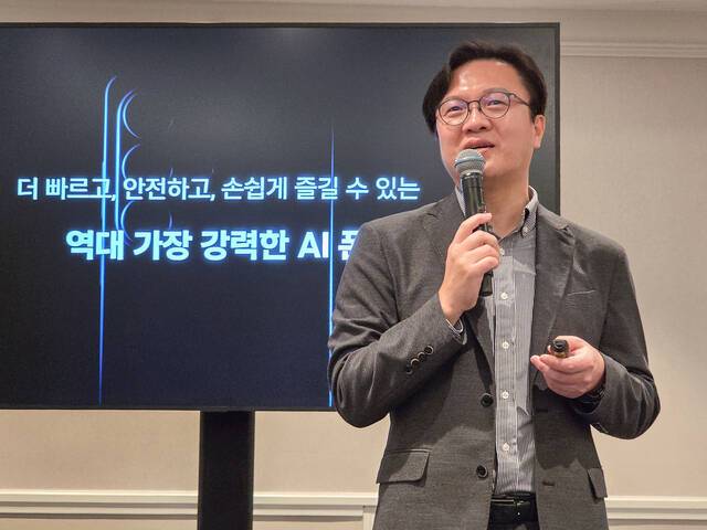 26일(현지시간) 미국 샌프란시스코에서 진행된 갤럭시 하드웨어 혁신 브리핑에서 문성훈 삼성전자 MX사업부 하드웨어 담당 부사장이 설명하고 있다. /삼성전자