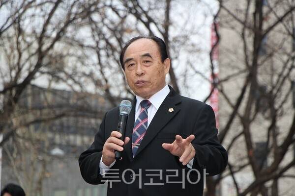 3·1운동 107주년 기념 무궁화꽃 대한민국 국화 지정 입법청원 범국민대회 음재용 대표총재가 3월 1일 오후 서울 종로 탑골공원에서 범국민대회를 주최하고 취지문을 설명하고 있다. 2026.03.01. 추어코리아 이창호 기자