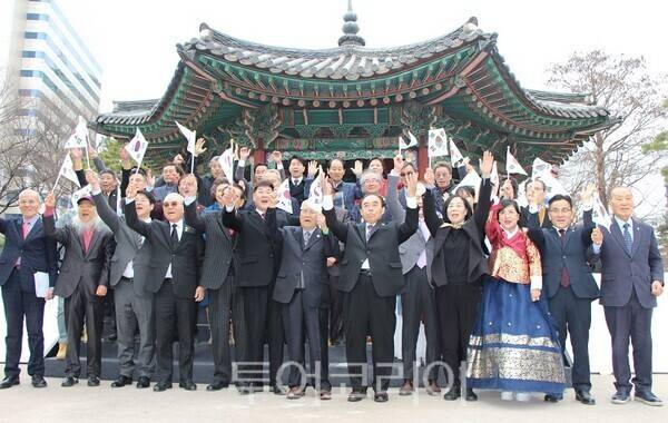 3·1운동 107주년 기념 무궁화꽃 대한민국 국화 지정 입법청원 범국민대회 음재용 대표총재와 관계자들이 3월 1일 오후 서울 종로 탑골공원에서 범국민대회를 주최하고 만세삼창을 하고 있다.