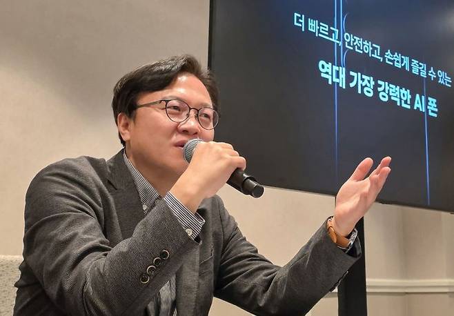 지난달 26일(현지시간) 미국 샌프란시스코에서 진행된 갤럭시 하드웨어 혁신 브리핑에서 삼성전자 MX사업부 하드웨어 담당 문성훈 부사장이 설명하고 있는 모습. 삼성전자 제공
