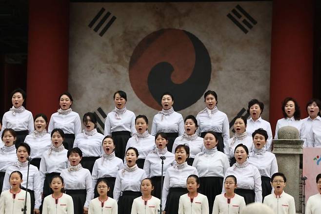 1일 서울 보신각에서 열린 제107주년 3.1절 기념 타종행사에서 공연이 진행되고 있다. 연합뉴스.