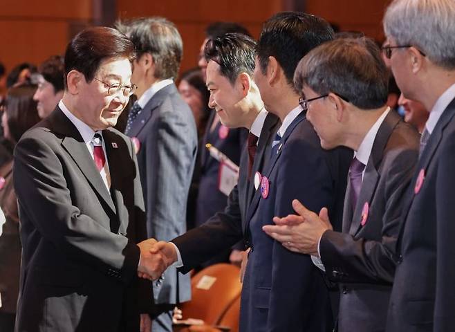 이재명 대통령이 1일 서울 강남구 코엑스에서 열린 제107주년 3·1절 기념식에서 국민의힘 장동혁 대표와 악수하고 있다. 연합뉴스