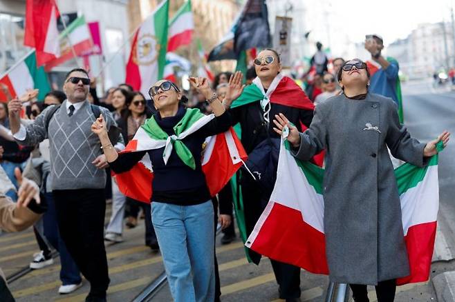 2026년 3월 1일 오스트리아 빈에서, 망명 중인 이란인들과 그 지지자들이 행진하며 축하하고 있다. 로이터연합뉴스