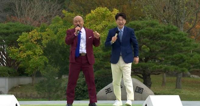 3월 1일 방송되는 KBS 1TV ‘전국노래자랑’은 왕인박사 유적지 특설 무대에서 열린 ‘전라남도 영암군 편’으로 꾸며진다. 이번 방송에는 현숙, 김성환, 김용빈, 최수호, 박민주 등 화려한 초대가수 라인업과 함께, 본선에 진출한 15팀의 열정적인 무대가 펼쳐진다. 특히 김성환과 최수호의 깜짝 듀엣 무대, 대학 유도부와 스태프의 힘 대결, 10대와 20대 참가자들의 폭발적인 무대 등 청춘의 에너지가 넘치는 다채로운 볼거리가 더해져 일요일 안방극장에 훈훈한 봄바람과 유쾌한 웃음을 동시에 선사할 예정이다.