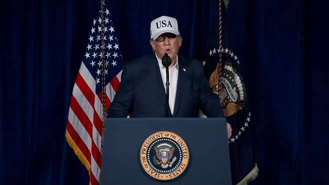 도널드 트럼프 미 대통령이 이란에 대한 전쟁 개시 후, USA라고 크게 쓰인 흰색 모자를 쓰고, “이란 정권은 지금 당장 무기를 내려놓으면 완전한 면책을 보장받겠지만, 그렇지 않으면 확실한 죽음을 맞게 될 것”이라고 경고하고 있다./트루스소셜