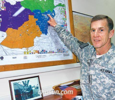 스탠리 매크리스털 아프가니스탄 주둔 미군사령관이 2010년 2월 19일 카불 주재 ISAF(국제안보지원군) 사령부에서 조선일보와 단독 인터뷰를 하면서, 한국 PRT(지방재건팀)와 병력이 주둔하게 될 파르완 지역 인근을 가리키고 있다. 매크리스털 사령관은 4개월 뒤에 오바마 대통령을 비판했다는 이유로 경질됐다가 이듬해 미 국방부 감사관실 조사로 관련 혐의를 벗었다./이하원 기자