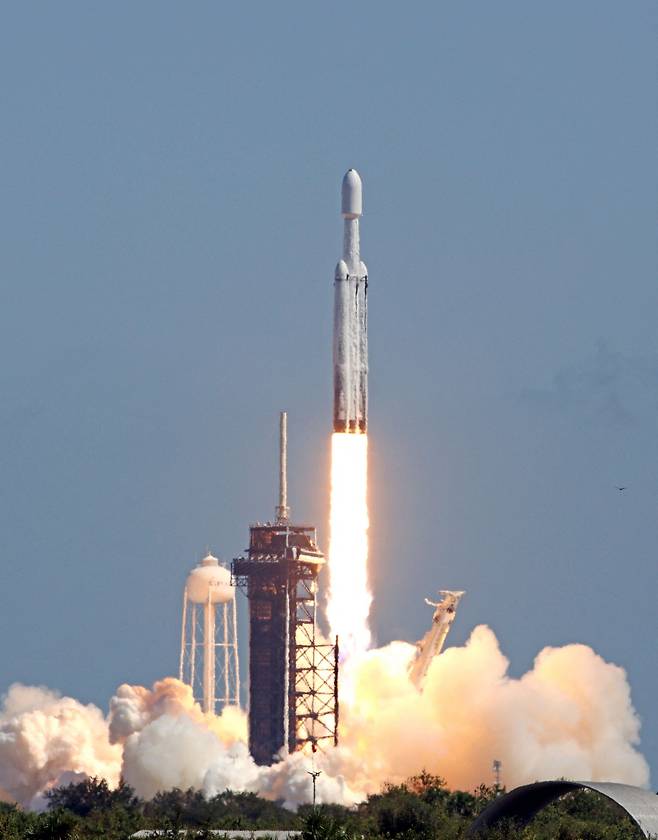 미 항공우주국(NASA) 케네디 우주 센터에서 유로파 클리퍼 우주선을 탑재한 스페이스X 팰컨 헤비 로켓이 발사되고 있다./AFP연합뉴스