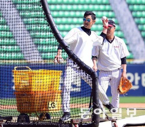 LG 코치 시절 배팅볼을 던지고 있는 서용빈.동아일보 DB