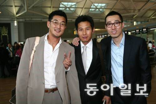 2010년 스프링캠프를 떠나는 LG 선수단 모습. 당시 코치였던 서용빈(왼쪽)과 염경엽 현 LG 감독(가운데), 정성훈의 모습. 동아일보 DB