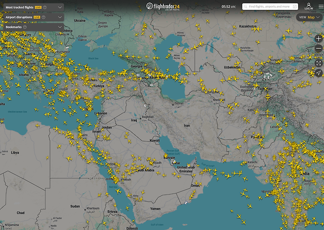 1일 오후 3시 경(한국시간) 중동 호르무츠만 인근을 지나는 항공기 모습. 평소 아랍에미리트(UAE)와 카타르 등을 오가는 항공편으로 분주하던 이란 상공이 텅 비어있다. 플라이트레이더24 캡처