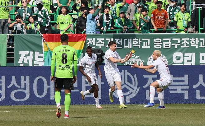1일 전북 전주시 전주월드컵경기장에서 열린 하나은행 K리그1 2026 전북현대와 부천FC의 경기에서 부천FC 갈레고가 골을 넣고 동료들과 기쁨을 나누고 있다. 2026.3.1  뉴스1