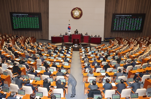 1일 국회에서 국민투표법 전부개정법률안(대안)에 대한 수정안이 통과되고 있다.  [연합뉴스]