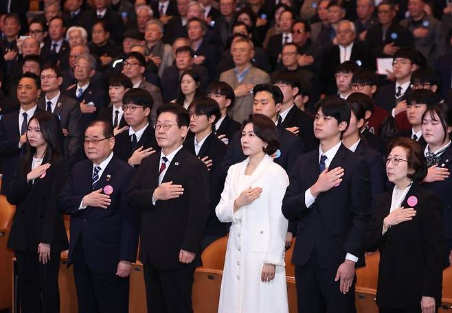 이재명 대통령과 김혜경 여사가 1일 서울 강남구 코엑스에서 열린 제107주년 3·1절 기념식에서 국기에 경례하고 있다. 뉴스1