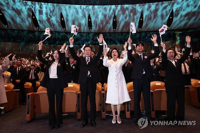 3·1절 노래 제창하는 이재명 대통령 부부