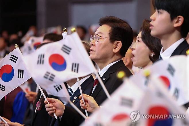 3·1절 기념식, 만세 삼창하는 이재명 대통령 부부