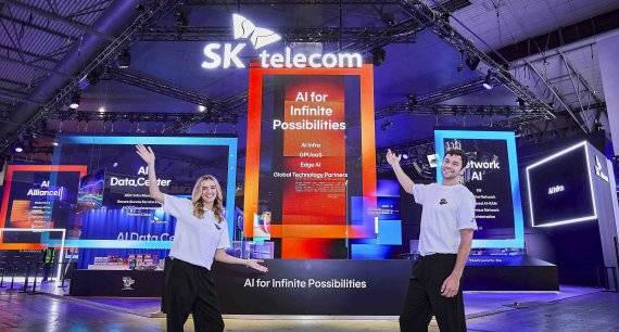 SK텔레콤 모델들이 MWC 2026이 열리는 스페인 바르셀로나 피라 그란 비아에 마련된 SK텔레콤 전시관을 소개하고 있다. SK텔레콤 제공