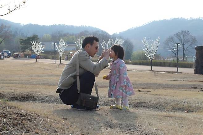 큰 딸 재인이와 함께 있는 안효원씨의 모습 /사진=안효원씨 제공