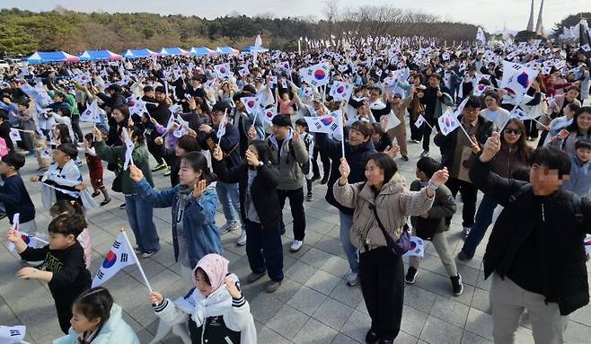 3·1절을 맞아 충남 천안 독립기념관을 찾은 관람객들이 겨레의집 앞 광장에서 독립만세운동 '플래시 몹'을 하고 있다. 사진=김원준 기자