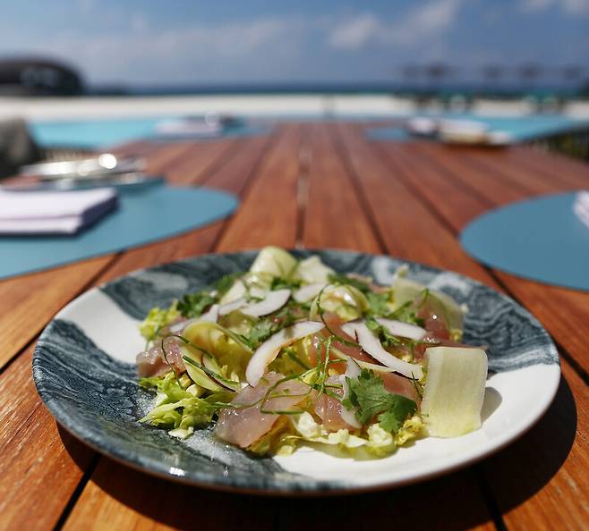 ‘세인트 레지스 몰디브 보믈리 리조트’가 여행객을 위해 준비한 해산물 음식. 박미향 기자