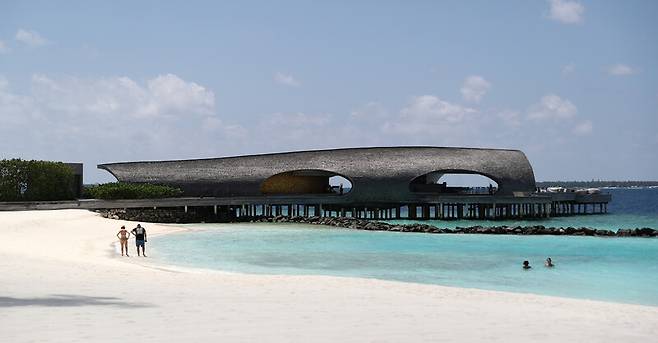 ‘세인트 레지스 몰디브 보믈리 리조트’에 있는 고래를 형성화한 레스토랑 겸 바. 박미향 기자